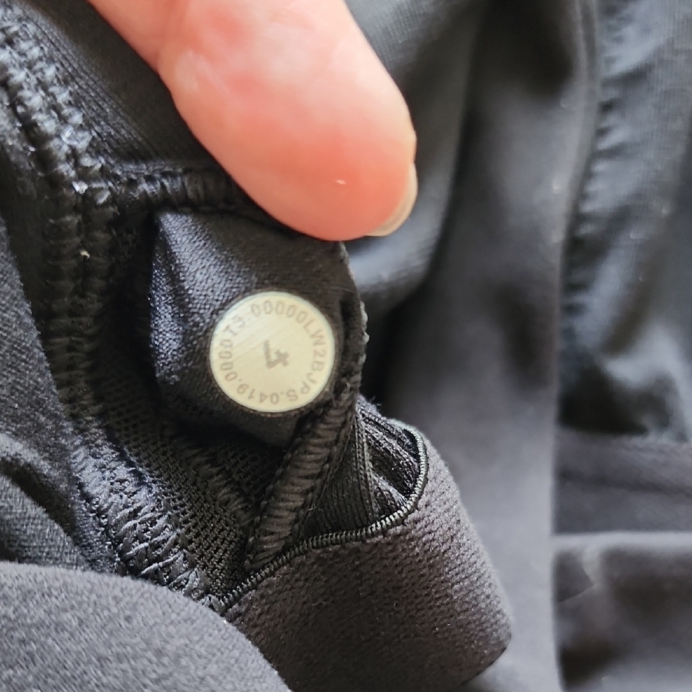 Lululemon Always Aligned Bra in Black EUC - Picture 2 of 4